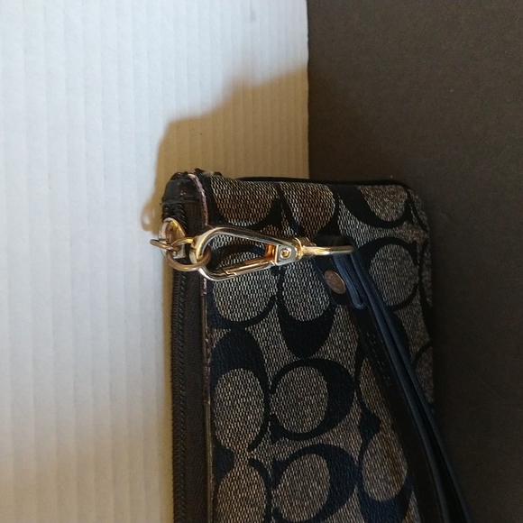 VGUC. Coach signature logo wristlet. - Picture 3 of 8